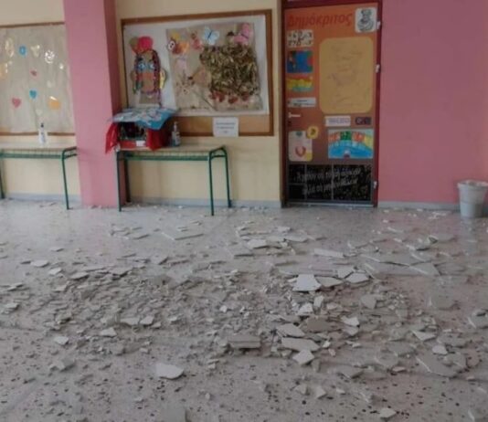 Διαμαρτυρία στο Δημαρχείο Αχαρνών για ασφαλή σχολεία και μέτρα προστασίας στις μεταφορές